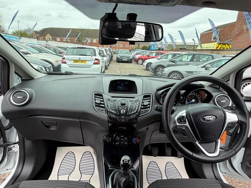 Used Ford Fiesta Zetec 82 HP (60 kW) 2014 White Hatchback