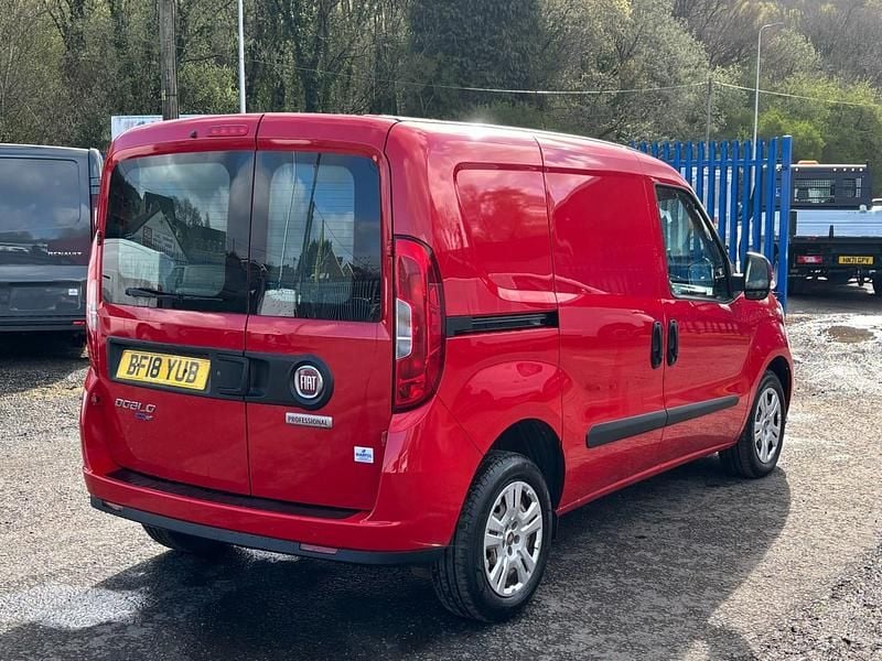 Used Fiat Doblò 95 HP (69 kW) 2018 Red MPV
