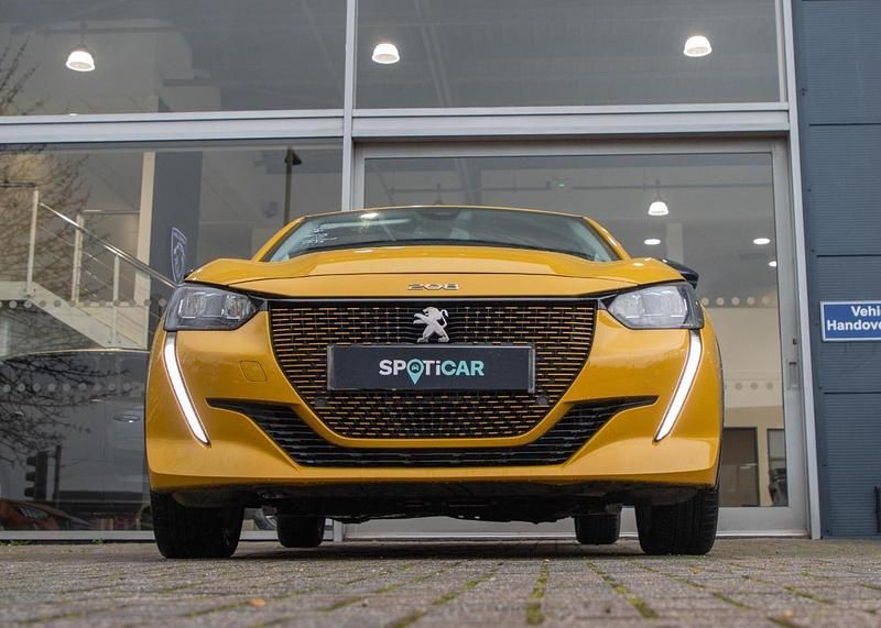 Used Peugeot e-208 Allure Premium 98 kW (134 HP) 2022 Yellow Hatchback
