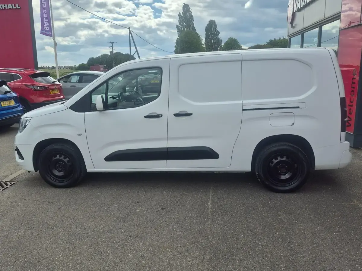 Second-hand Vauxhall Combo Sportive 100 CP (73 kW) 2020 Alb Monovolum