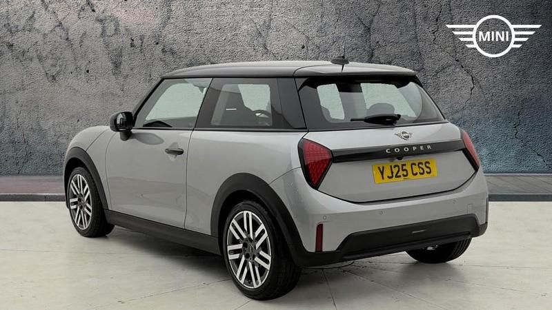 Begagnad Mini Cooper Hatch 154 HK (113 kW) 2025 Silver Halvkombi