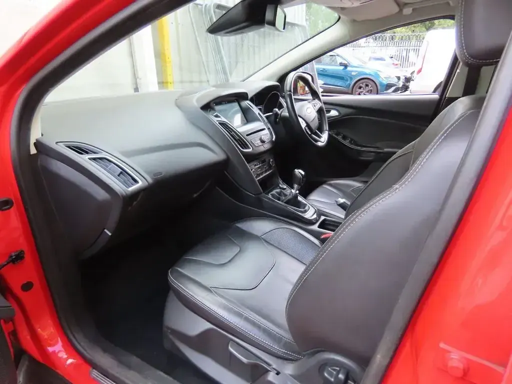 Used Ford Focus Titanium X 118 HP (86 kW) 2017 Red Hatchback