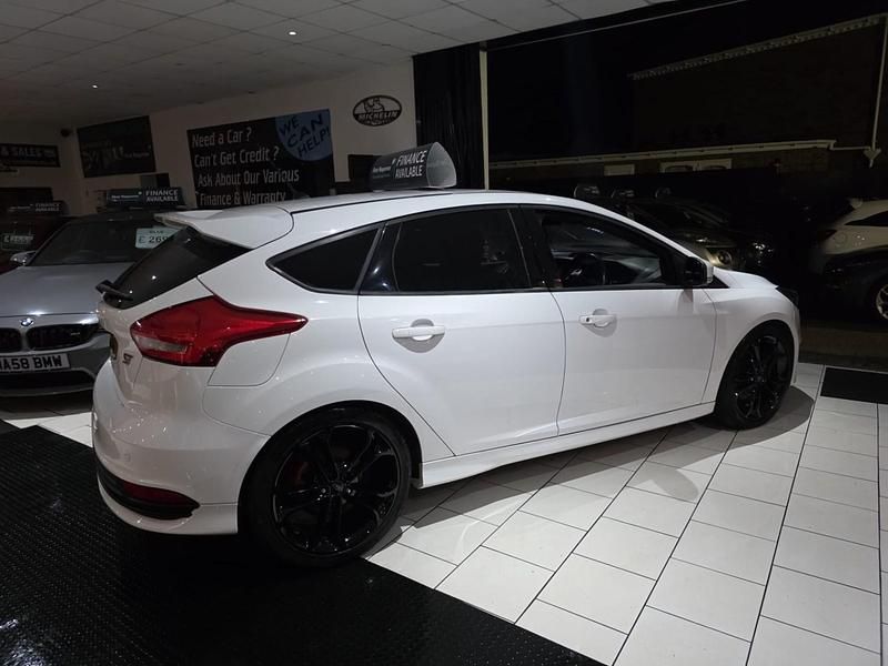 Used Ford Focus ST 185 HP (136 kW) 2017 White Hatchback