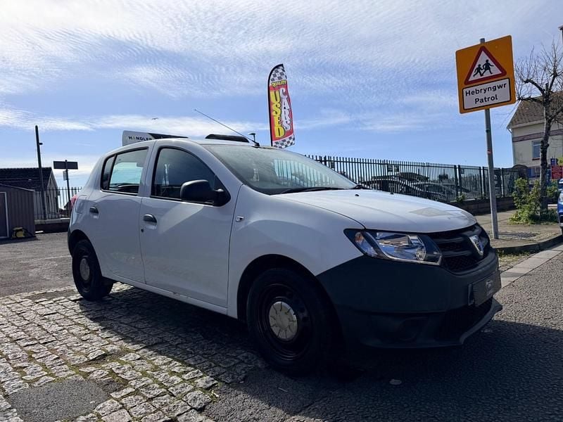 Used Dacia Sandero Acces 74 HP (54 kW) 2015 White Hatchback