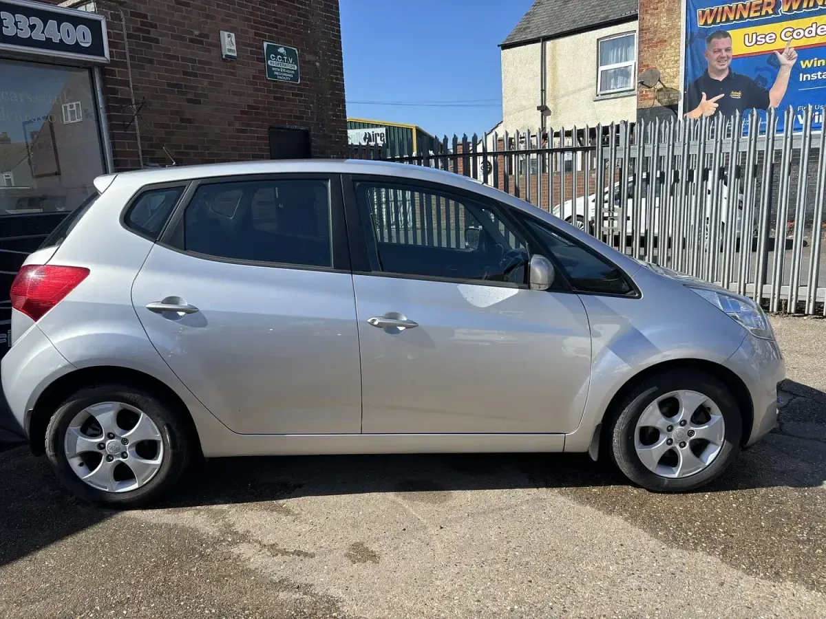 Used Kia Venga 125 HP (91 kW) 2013 Silver Hatchback