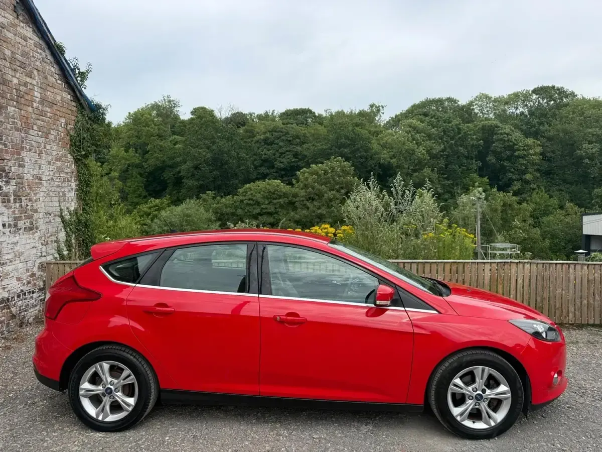 Used Ford Focus Zetec 125 HP (91 kW) 2012 Red Hatchback
