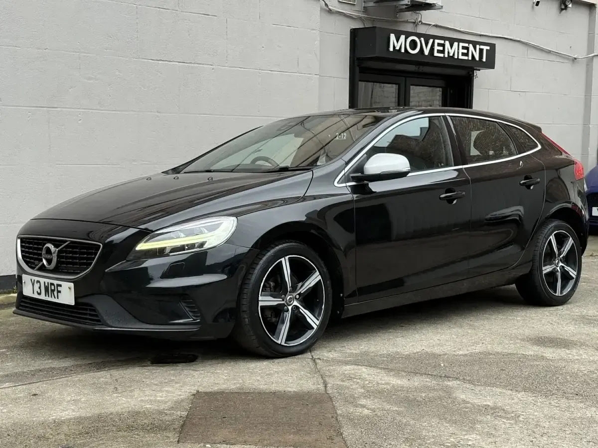 Used Volvo V40 R-Design 120 HP (88 kW) 2017 Black Hatchback