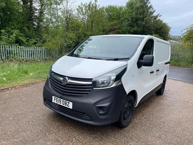 Second-hand Vauxhall Vivaro Sportive 125 CP (91 kW) 2019 Alb Monovolum