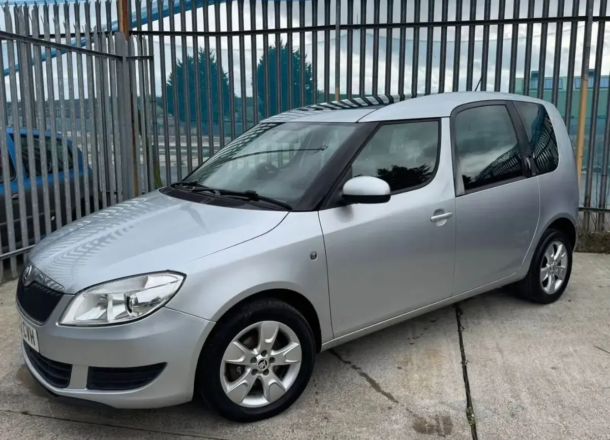Usado Skoda Roomster SE 105 HP (77 kW) 2013 Prateado Monovolume