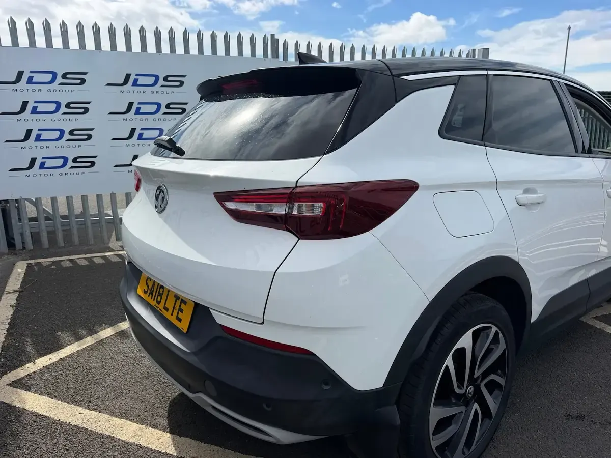 Used Vauxhall Grandland X Elite 130 HP (95 kW) 2018 White SUV