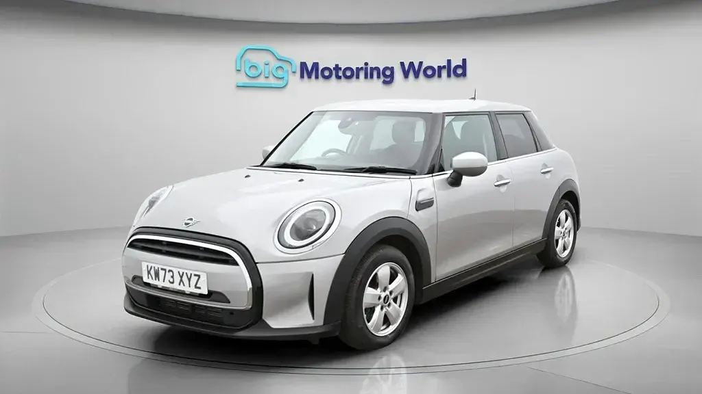 Usado Mini Cooper Classic 136 CV (100 kW) 2023 Plateado Utilitario