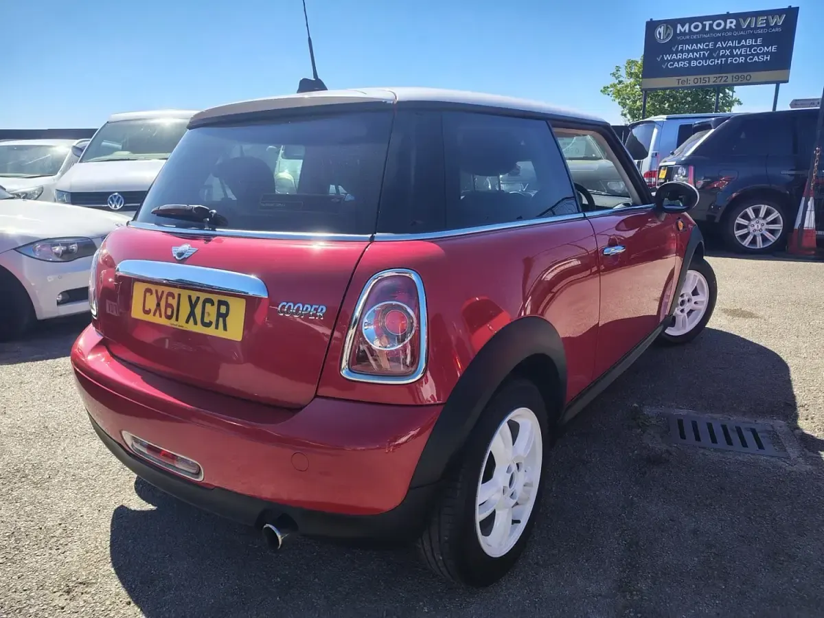 Begagnad Mini Cooper Hatch 122 HK (89 kW) 2011 Röd Halvkombi