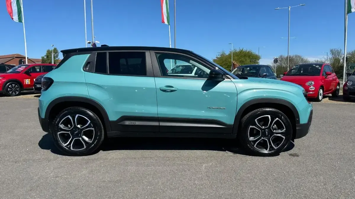 Begagnad Jeep Avenger EV Summit 113 kW (154 HK) 2024 Blå SUV