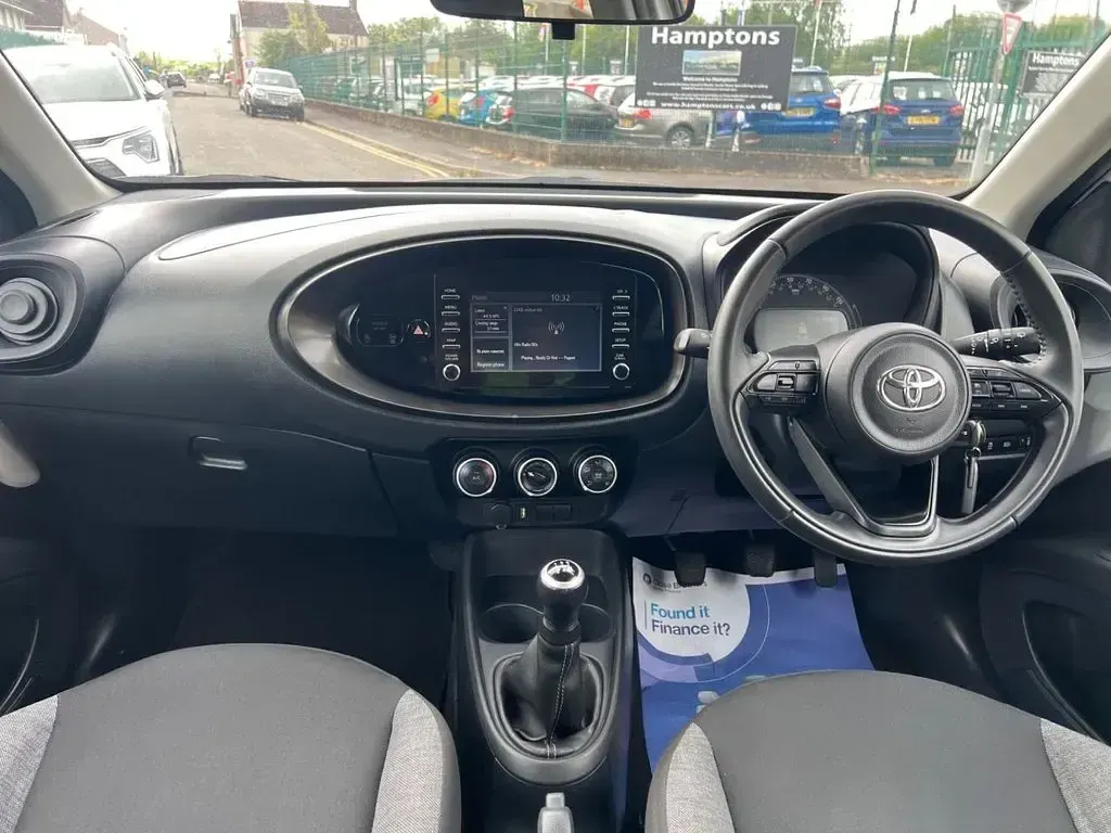 Used Toyota Aygo X PURE 72 HP (52 kW) 2022 White SUV
