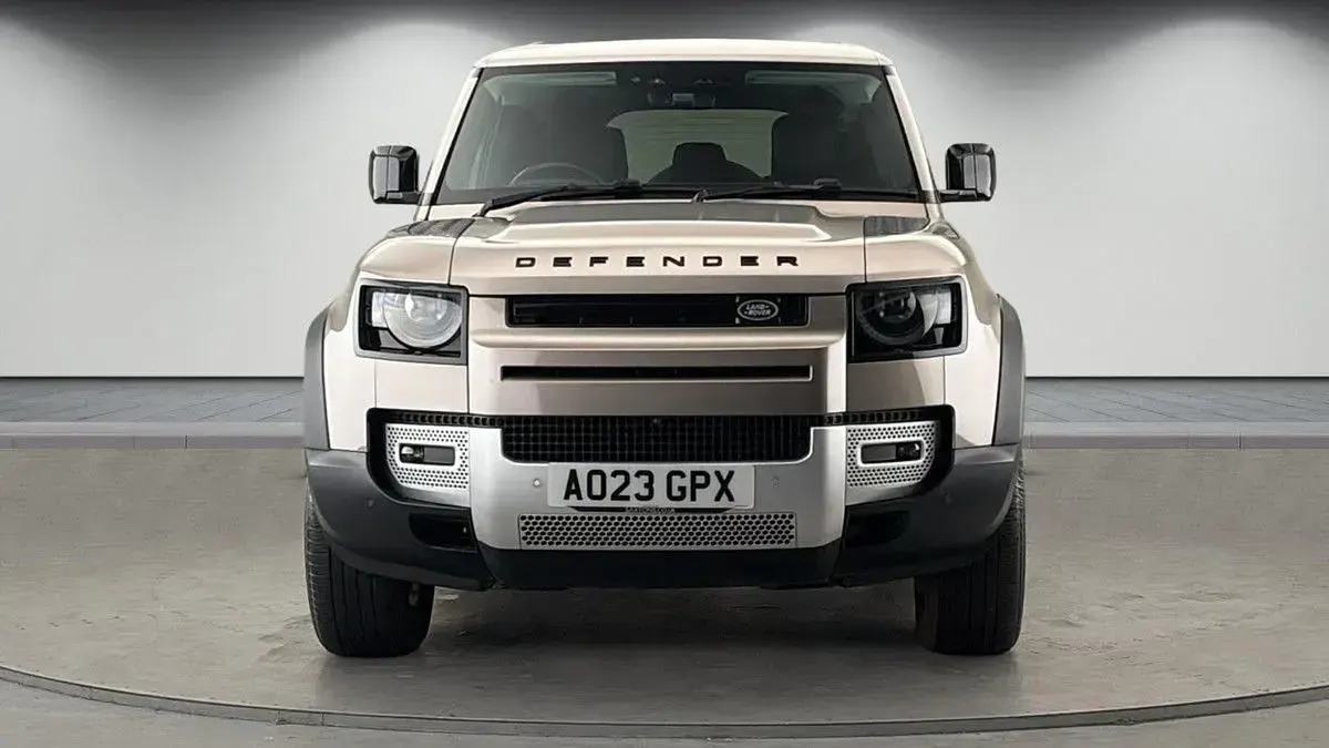 Used Land Rover Defender SE 250 HP (183 kW) 2023 Lantau bronze SUV