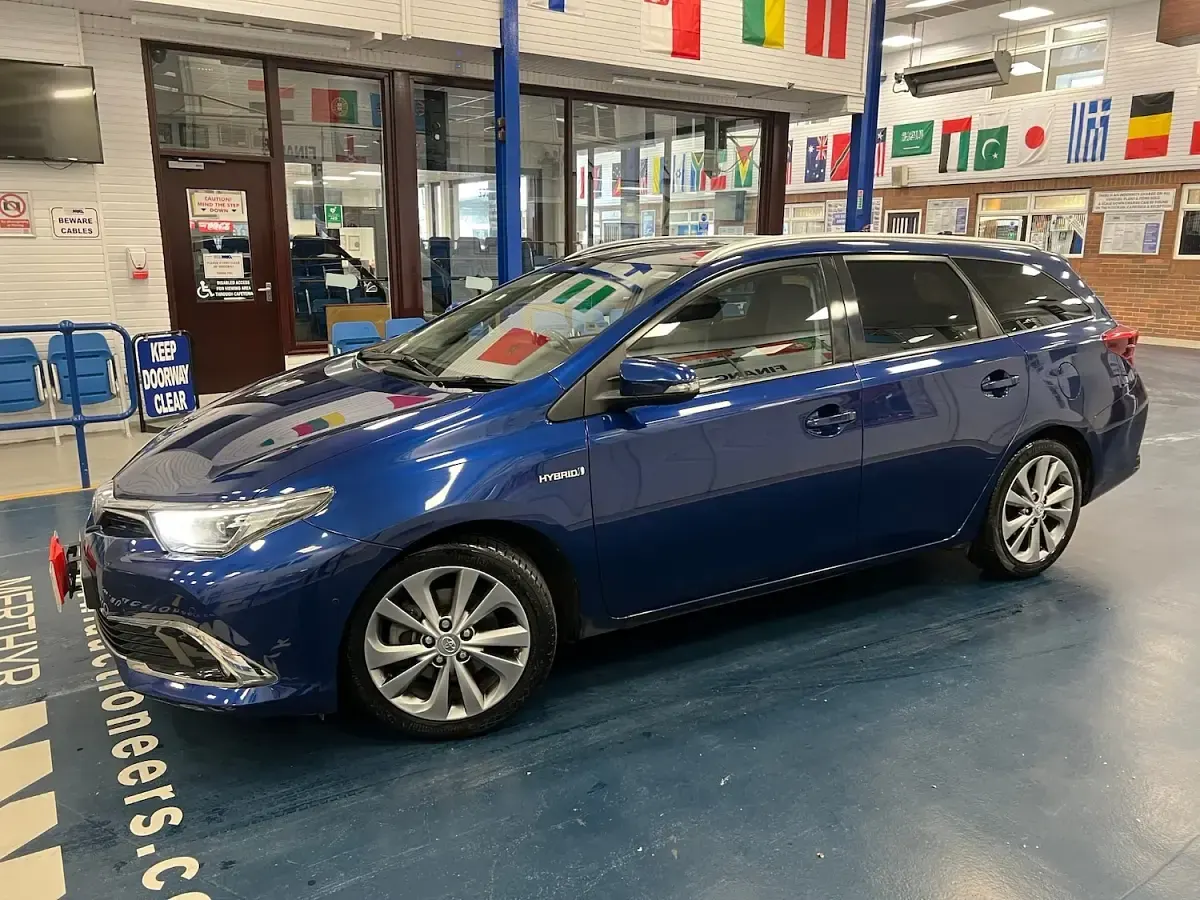 Used Toyota Auris Hybrid 136 HP (100 kW) 2018 Blue Estate