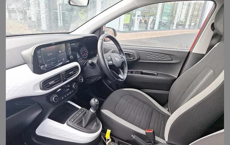 Used Hyundai i10 Premium 65 HP (47 kW) 2023 Red Hatchback