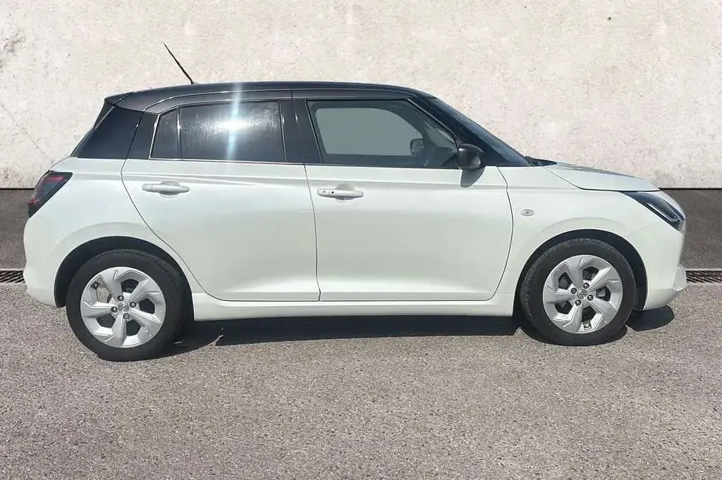 Used Suzuki Swift 82 HP (60 kW) 2025 White Hatchback