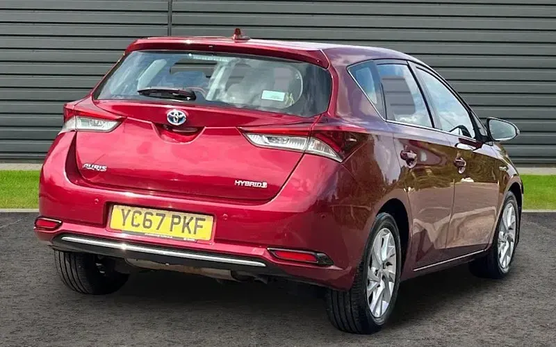 Used Toyota Auris Hybrid Business Edition 136 HP (100 kW) 2017 Red Hatchback