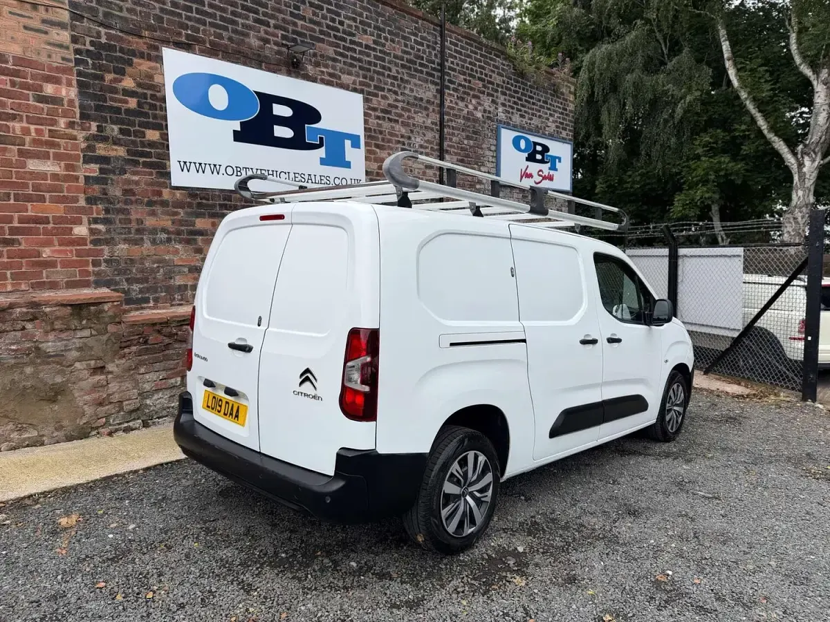 Used Citroën Berlingo Start 100 HP (73 kW) 2019 White MPV