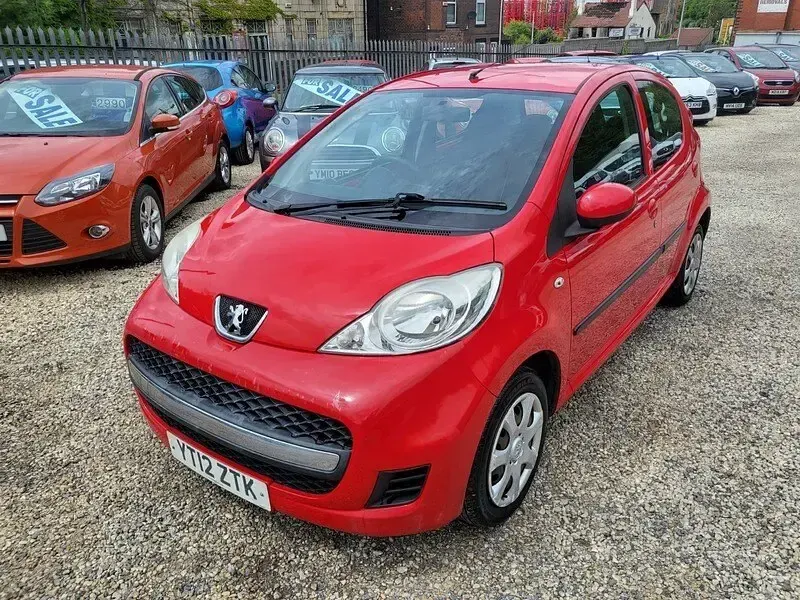 Used Peugeot 107 68 HP (50 kW) 2012 Red Hatchback
