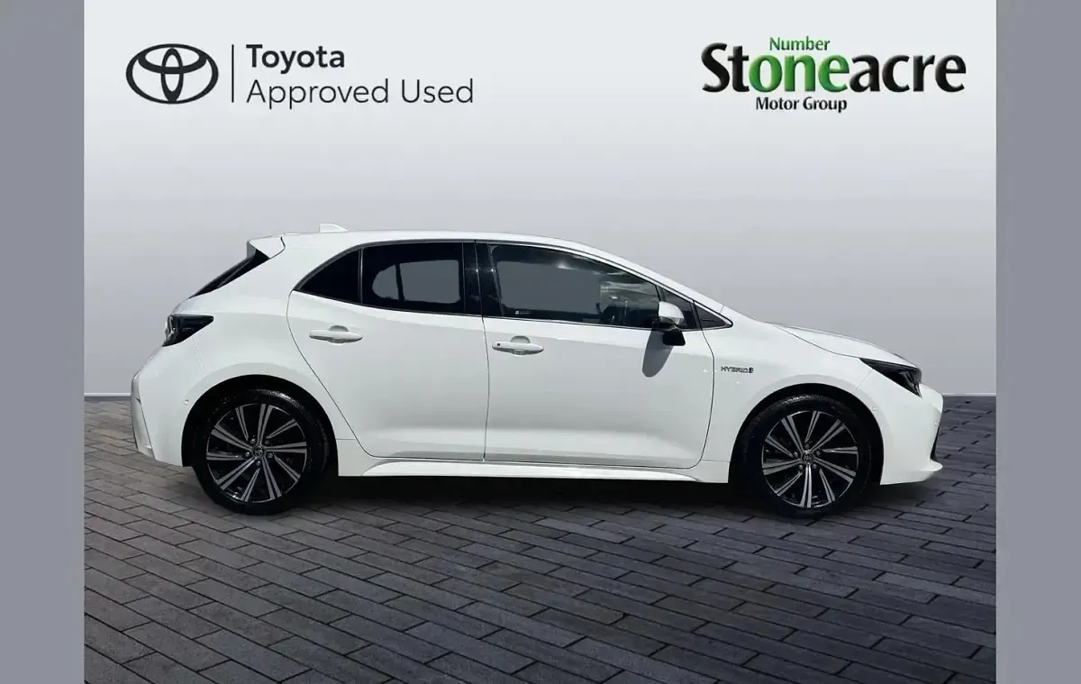 Used Toyota Corolla Design 122 HP (89 kW) 2021 White Hatchback