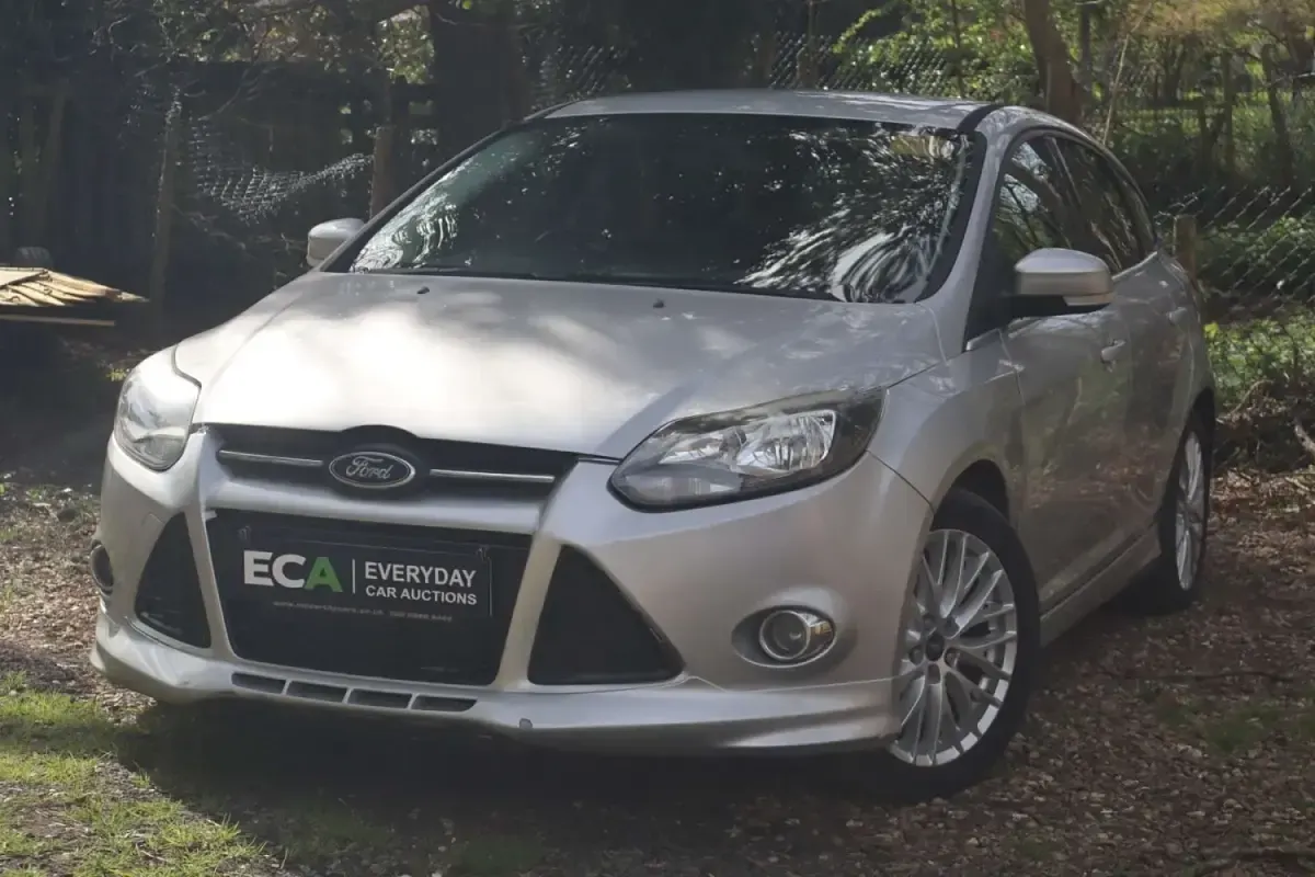 Usado Ford Focus Zetec 180 HP (132 kW) 2012 Prateado Citadino