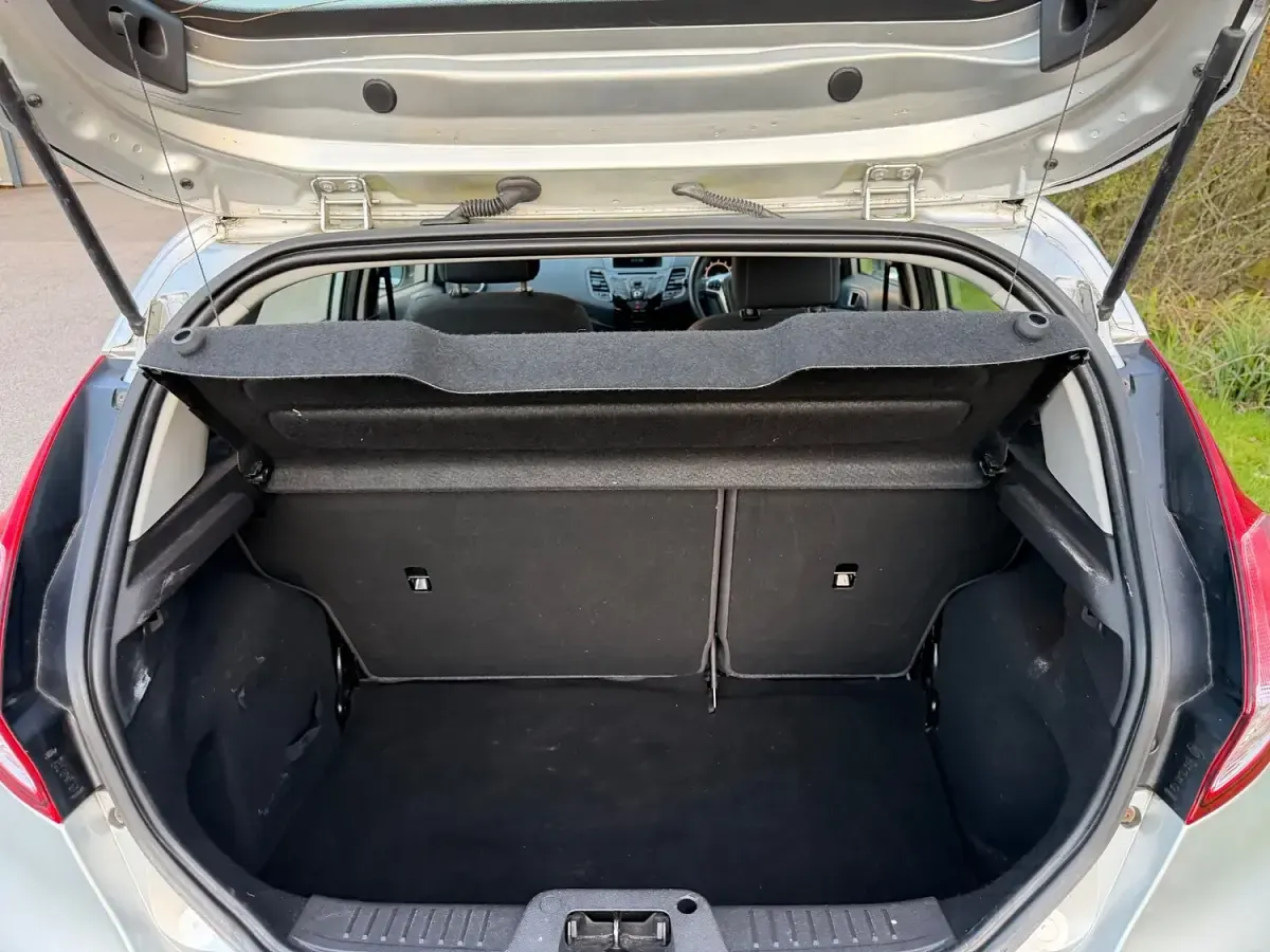 Begagnad Ford Fiesta Zetec 82 HK (60 kW) 2013 Silver Halvkombi