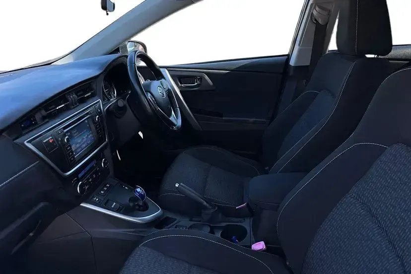 Used Toyota Auris Hybrid Plus 134 HP (98 kW) 2014 Blue Hatchback