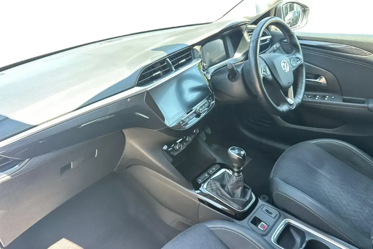 Used Vauxhall Corsa Elite 100 HP (73 kW) 2021 White Hatchback