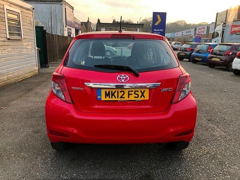 Used Toyota Yaris 101 HP (74 kW) 2012 Red Hatchback