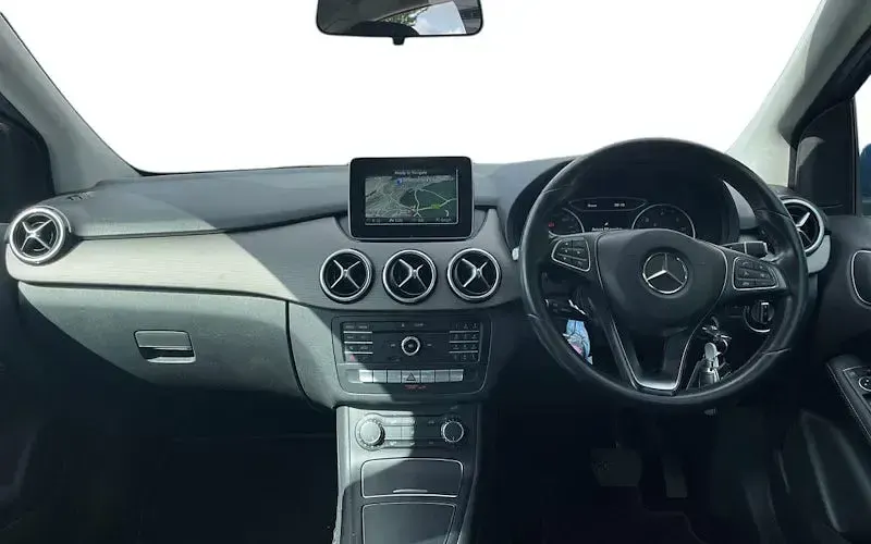 Used Mercedes B180 SE 109 HP (80 kW) 2016 Blue Hatchback