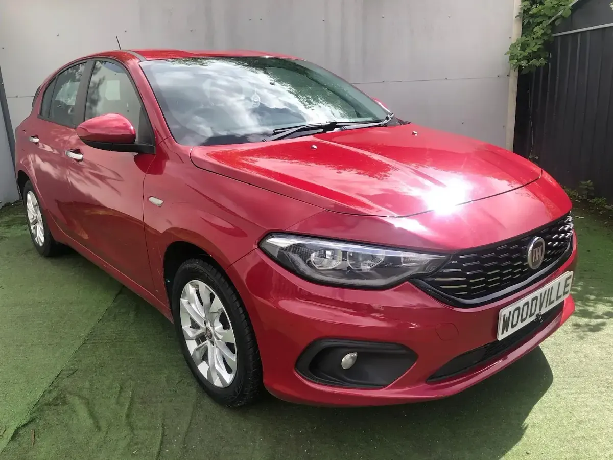 Used Fiat Tipo Easy Plus 120 HP (88 kW) 2018 Red Hatchback