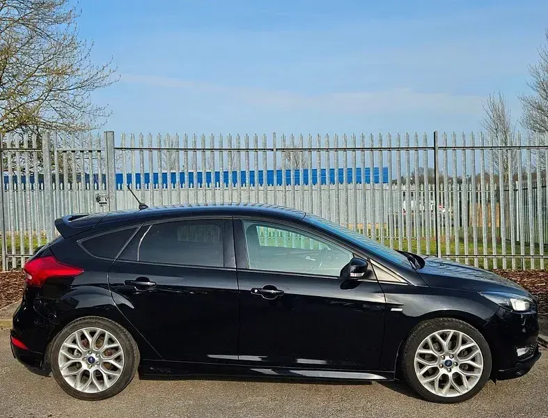 Usado Ford Focus ST-Line 150 CV (110 kW) 2017 Negro Utilitario