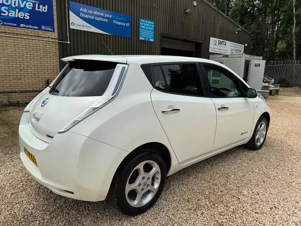 Used Nissan Leaf Acenta 80 kW (109 HP) 2014 White Hatchback