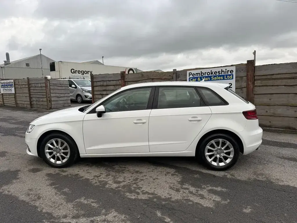Used Audi A3 Sportback 125 HP (91 kW) 2015 White Hatchback