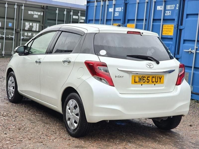 Used Toyota Yaris Multidrive S 99 HP (72 kW) 2015 White Hatchback