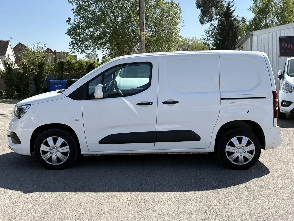 Begagnad Vauxhall Combo Sportive 100 HK (73 kW) 2021 Vit Minibuss