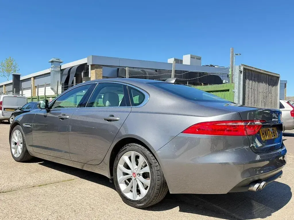 Używany Jaguar XF Portfolio 180 KM (132 kW) 2017 Szary Sedan/Limuzyna