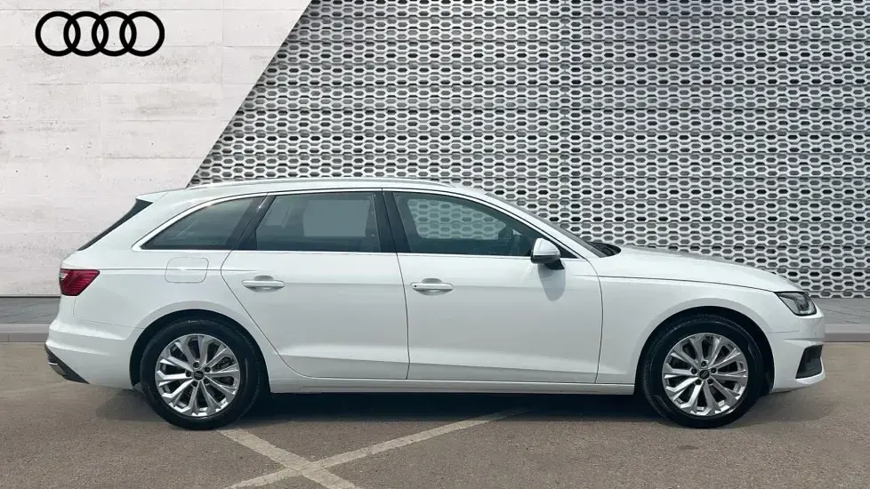 Begagnad Audi A4 Comfort 150 HK (110 kW) 2023 Vit Kombi