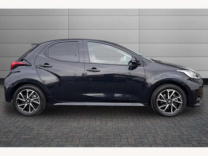 Used Toyota Yaris Hybrid Design 116 HP (85 kW) 2022 Black Hatchback