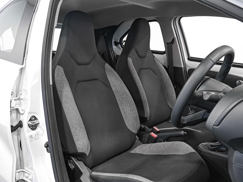 Used Toyota Aygo X PURE 72 HP (52 kW) 2022 White SUV