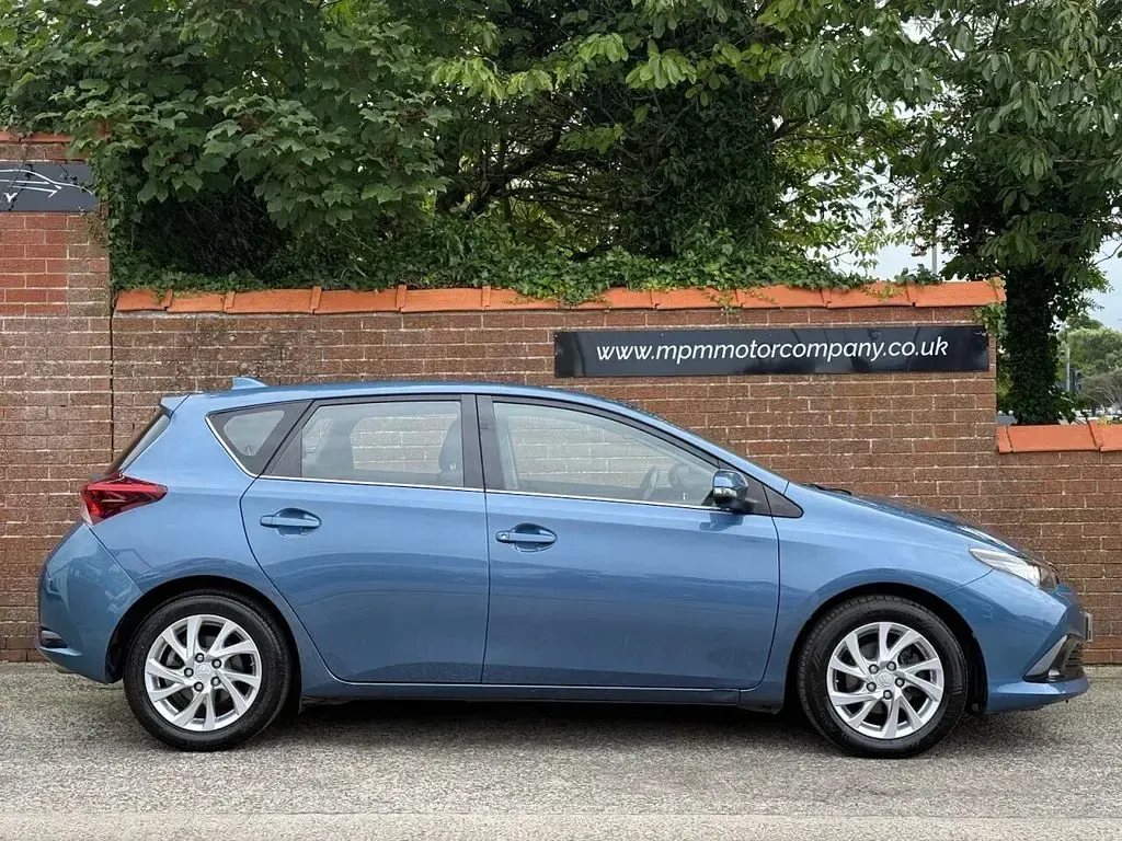 Used Toyota Auris 116 HP (85 kW) 2017 Blue Hatchback