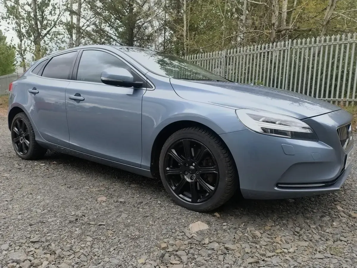 Begagnad Volvo V40 Inscription 150 HK (110 kW) 2018 Blå Halvkombi