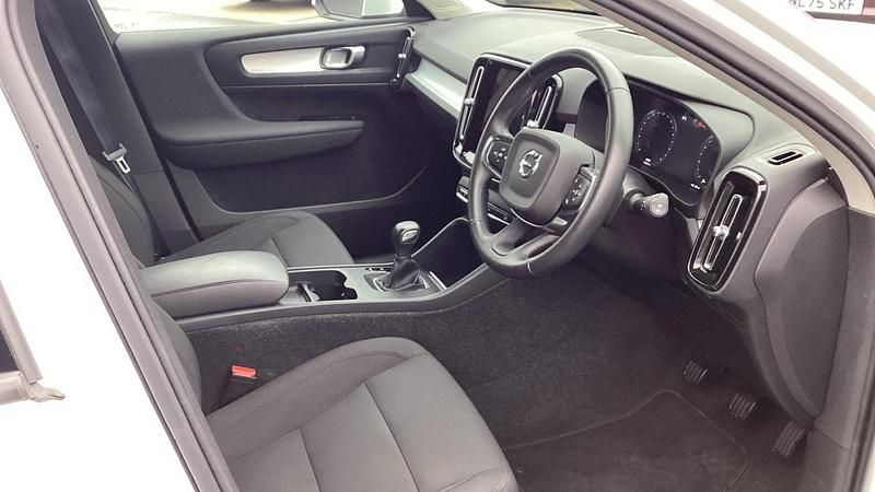 Used Volvo XC40 Momentum 161 HP (118 kW) 2020 White SUV