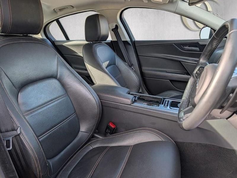 Begagnad Jaguar XE Prestige 200 HK (147 kW) 2017 Svart Sedan