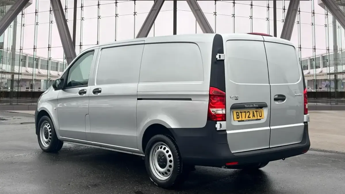 Usado Mercedes Vito Progressive 136 HP (100 kW) 2022 Prateado Van