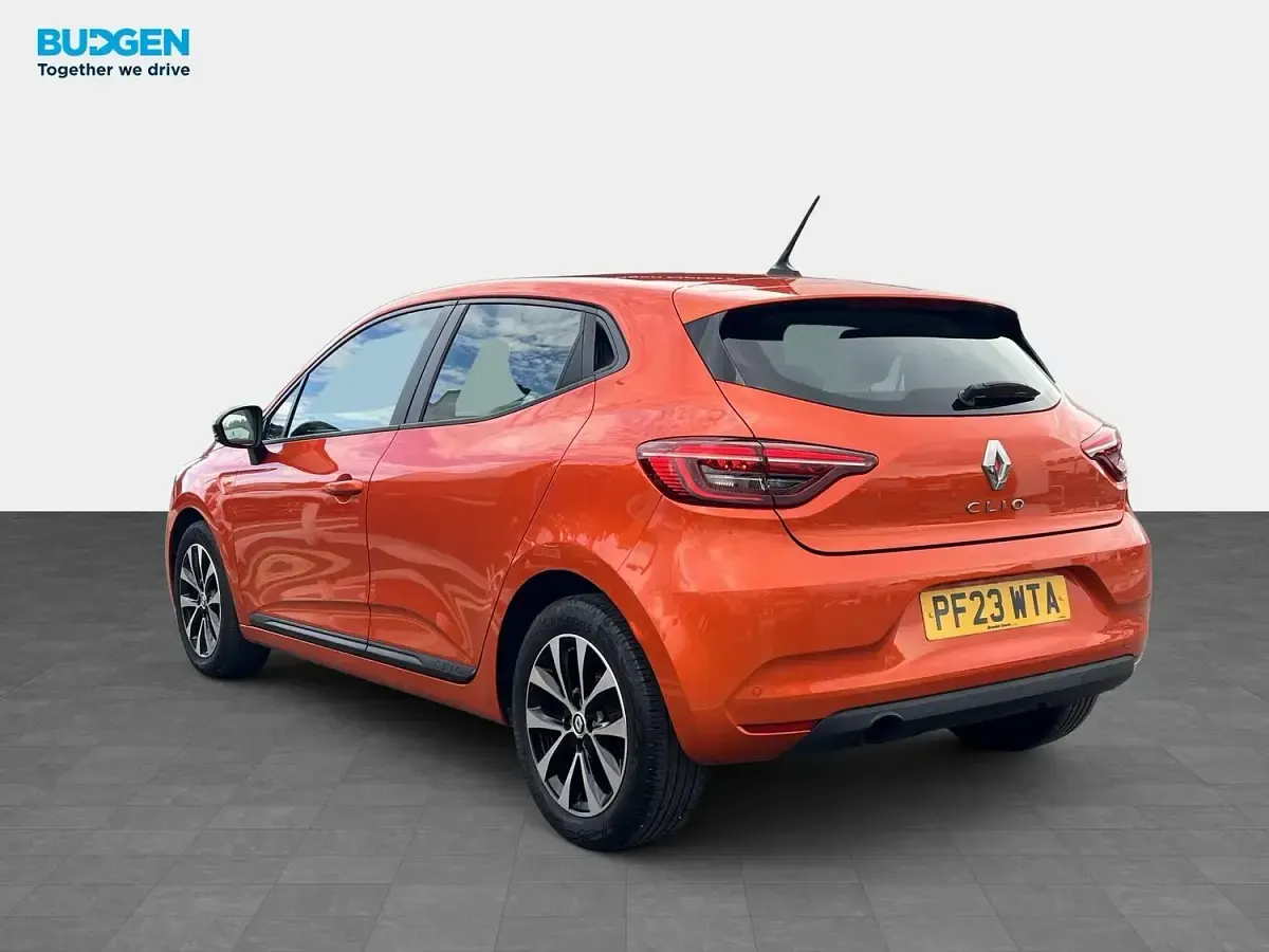 Used Renault Clio Evolution 90 HP (66 kW) 2023 Orange Hatchback