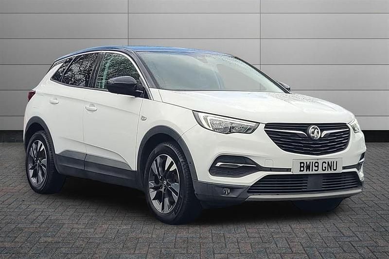 Used Vauxhall Grandland X Sport 130 HP (95 kW) 2019 White jade SUV
