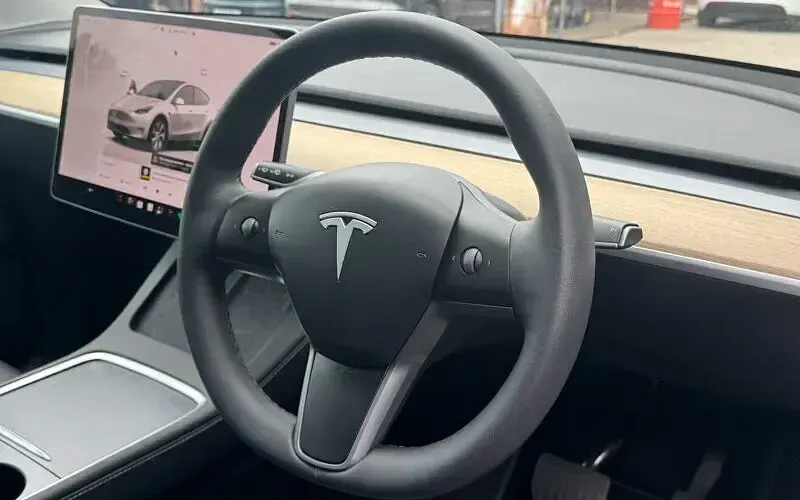 Used Tesla Model Y Standard Range 219 kW (299 HP) 2022 White SUV